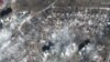 Урнатините на станбена зона во Мариупол што тлеат на 29 март.