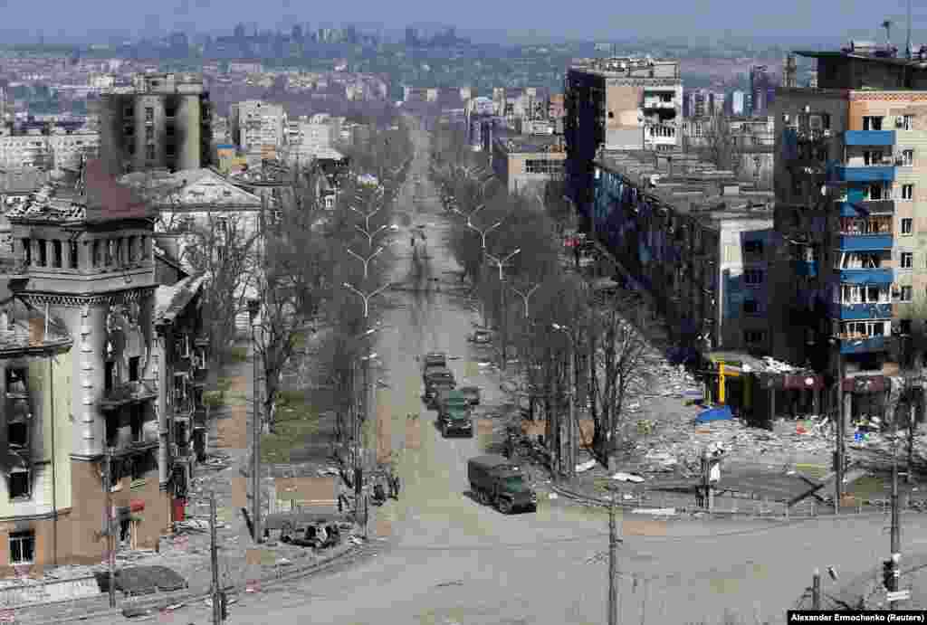 До: центр Маріуполя, міста в Донецькій області, де колись проживали приблизно 420 000 людей, сфотографований у 2019 році. Після:&nbsp;те саме маріупольське перехрестя, сфотографоване у квітні 2022 року, після захоплення міста російськими військами