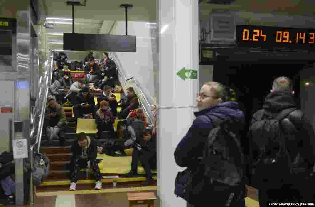 Guvernatorul regiunii Kiev, Oleksii Kuleba, a declarat că „bombardamentele masive” au avariat rețeaua de energie electrică a Ucrainei și a avertizat cu privire la întreruperi ale curentului electric. 