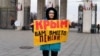 Жителі Москви вийшли на одиничні пікети проти анексії Криму – фото