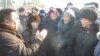 Полпред правительства в Нарынской области Аманбай Кайыпов с митингующими. 17 декабря 2014 года. 