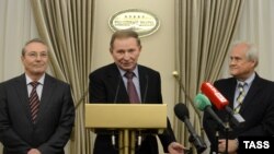 Представник України у Тристоронній контактній групі Леонід Кучма (посередині), представник ОБСЄ Мартін Сайдік (праворуч) та представник Росії Азамат Кульмухаметов. Ілюстраційне фото