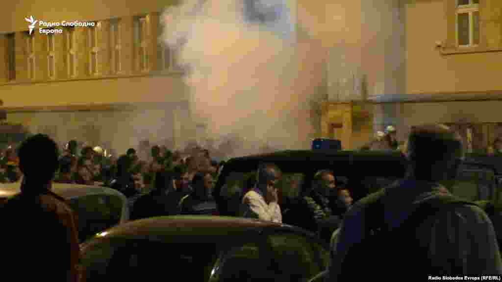 Полицијата употреби шок-бомби за да ги потисне насилните демонстранти пред Собранието на Република Македонија, 27.04.2017.