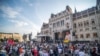 Karácsony Gergely főpolgármester, beszédet mond a kínai Fudan Egyetem budapesti kampuszának létrehozása ellen meghirdetett tüntetésen a Parlament előtt, a Kossuth Lajos téren 2021. június 5-én