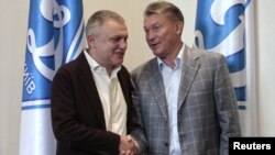 Президент «Динамо» Ігор Суркіс (ліворуч) призначив Олега Блохіна головним тренером команди наприкінці вересня 2012 року