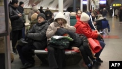 Metróállomásra menekült kijeviek a december 31-i légiriadó idején. 