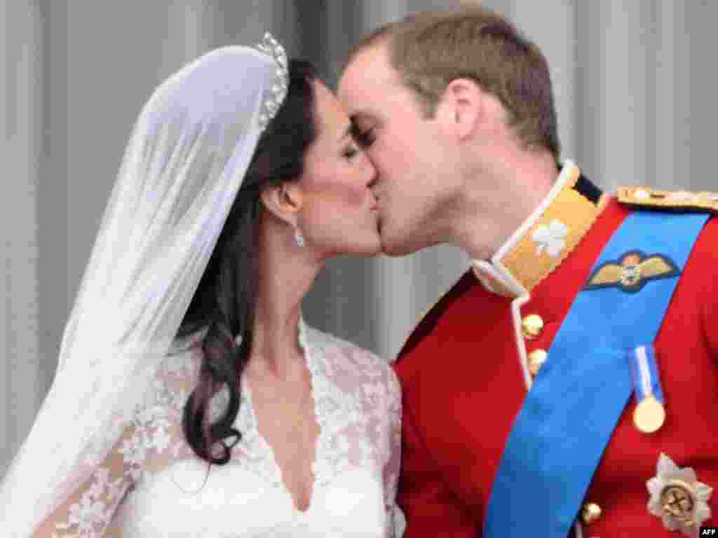 Poljubac na balkonu Buckingham Palace Foto: AFP / Leon Neal