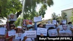 Бишкекте ондогон киши Инандыны табуу талабы менен бир нече күндөн бери акцияга чыгып жатышат. 