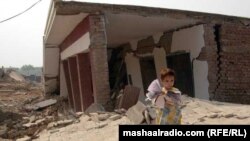 پېښور: یوه ماشومه د خپل وران سکول مخې ته ولاړه ده. په مومندو او نورو قبایلي سیمو کې وسله وال سکولونه په بمونو الوزوي.