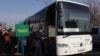 Пассажиры у автобуса, следующего из Шымкента в Ташкент. Южно-Казахстанская область, 5 января 2018 года. Иллюстративное фото.