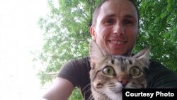 Дзяніс Урбановіч і кот, архіўнае фота з фронту