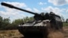 Розпочалася сто сорок третя доба війни РФ проти України. На фото: українські бійці їдуть на німецькій САУ Panzerhaubitze 2000 біля передової на Донбасі, 12 липня 2022 року