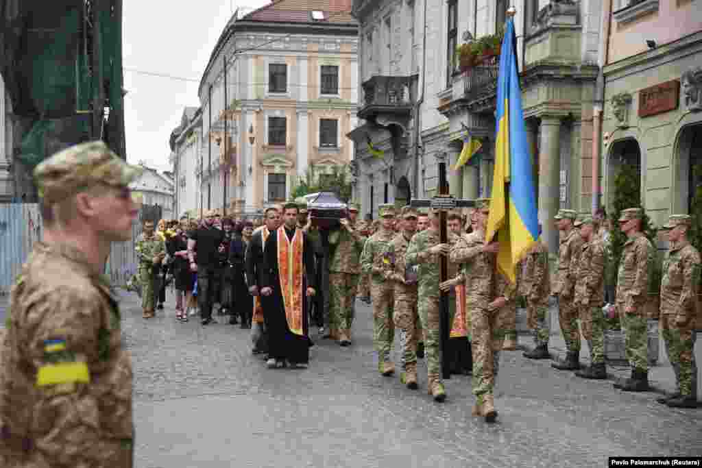 Луѓе се собираат во Лвив на погреб на постариот поручник Руслан Скалски, кој беше убиен на 4 јуни од руско артилериско гранатирање во регионот на Миколајев.