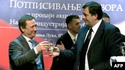Vladimir Ivanović Kušnarev, tadašnji direktor Zarubeznefta, i Milorad Dodik, tadašnji premijer Republike Srpske, nazdravljaju nakon potpisivanja ugovora 2. februara 2007. u Banjoj Luci