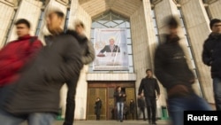 Посетители выходят из здания Центрального государственного музея в Алматы. 