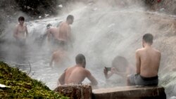A menekültek a szabadtéri forrásban tudnak csak fürdeni a mínuszokban
