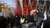 Un protestatar aruncă cu ouă în clădirea Reprezentanței UE din Bulgaria și în ofițerii de poliție, 22 februarie 2025.