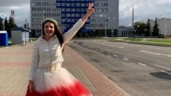 A Belaruszból menekült piros-fehér menyasszonyi ruhás nő
