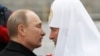 Владимир Путин и Патриарх Кирилл демонстрируют единство церкви и государства 4 ноября 2012 года 