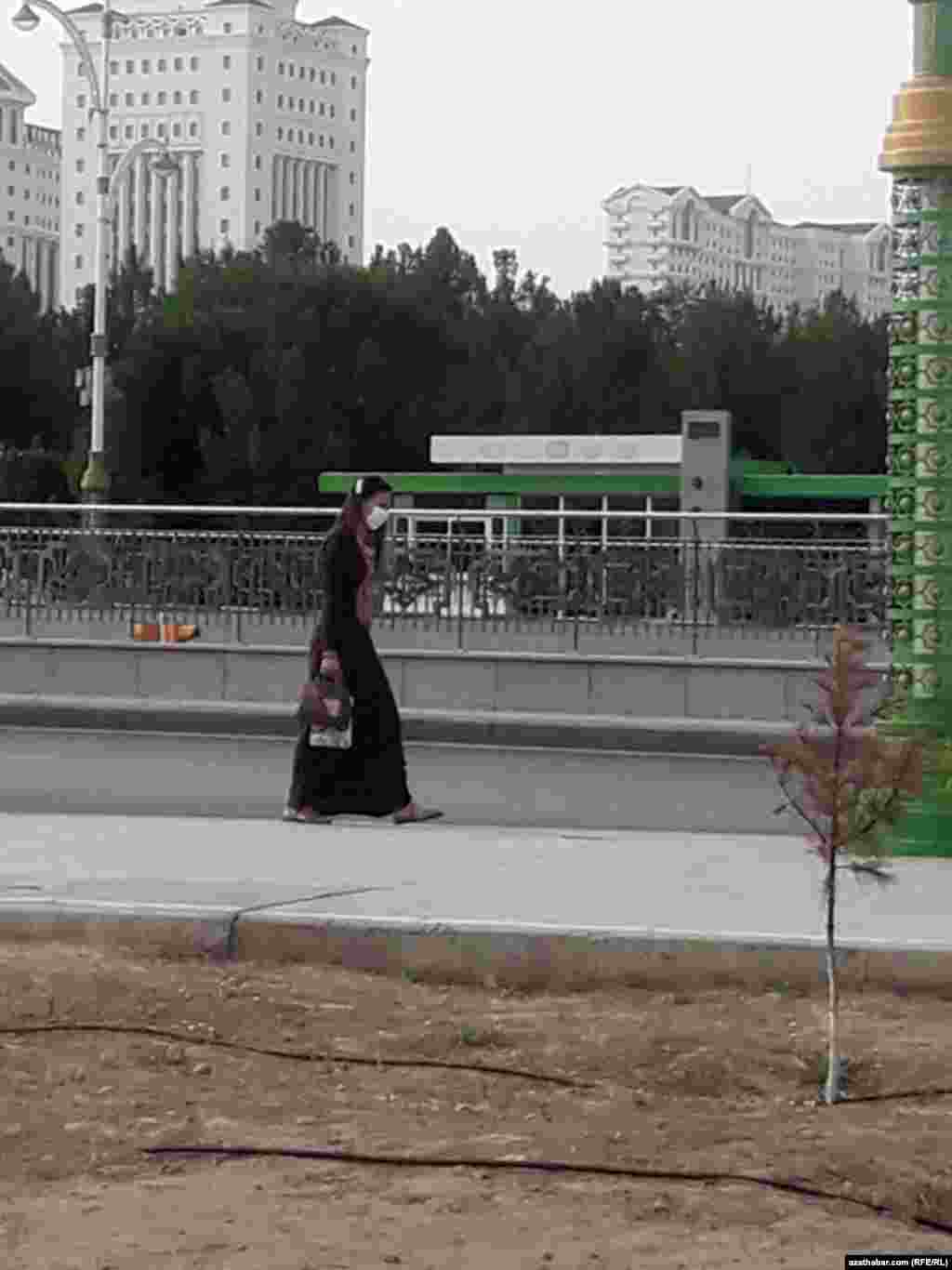 Aşgabat. Ýüz maskasyny geýen aýal. Iýul, 2020. 
