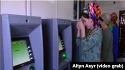 Döwlet telewideniýesi pul nagtlaşdyran raýatlaryň manady ýüze sylyşyny görkezýär. 