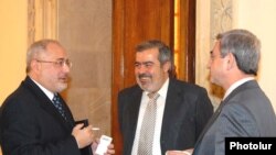 Armenian Revolutionary Federation leaders Vahan Hovannisian, left, and Hrant Markarian speak with President Serzh Sarkisian.