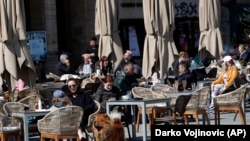 Kiültek az emberek a kávézókba Belgrád belvárosában, 2021. április 5-én.