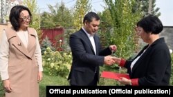 Үйдүн ачкычы менен кызыл китебин ал аталган коомдун жетекчиси Аида Төлөгөновага тапшырды.