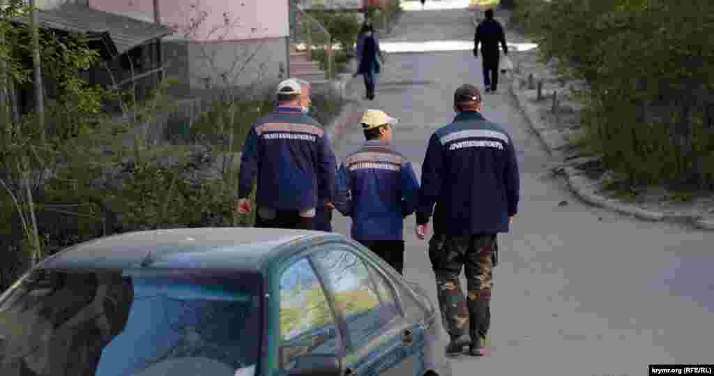 Бригада робітників у дворі п&#39;ятиповерхівки на вулиці Київській&nbsp;
