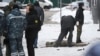 Anchetatori și experți ai poliției lucrează lângă un cadavru la locul exploziei, care l-a ucis pe comandantul trupelor de apărare nucleară, biologică și chimică ale forțelor armate ruse, Igor Kirilov, și pe asistentul său.
