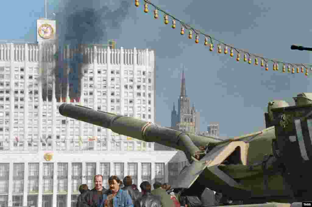 4-октябрда, эртең мененки саат сегиздер чамасында танктар Ак үйдүн жогорку кабаттарын аткылады.