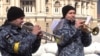 Militari ucraineni cântă la trompetă în fața Operei de la Odesa, Ucraina, 8 martie 2022.