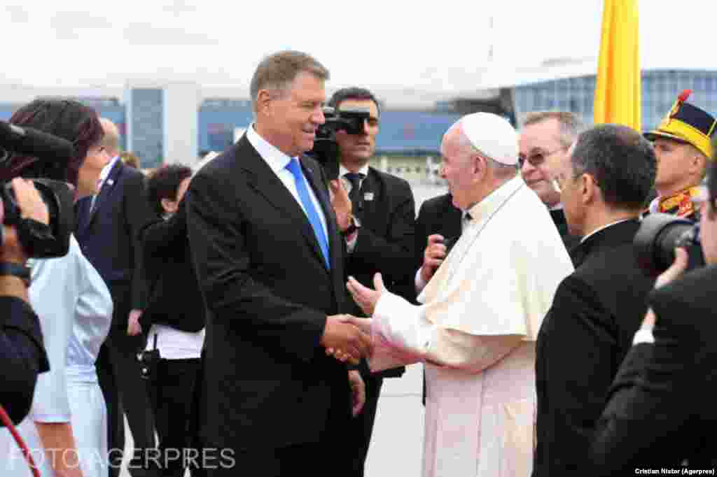 „Este o mare bucurie că ați venit pe pământ românesc!”, i-a spus Papei Francisc șeful statului român.