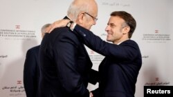 Либанскиот премиер Наџиб Микати и францускиот претседател Емануел Макрон на меѓународна конференција за поддршка на Либан, Париз, 24 октомври 2024
