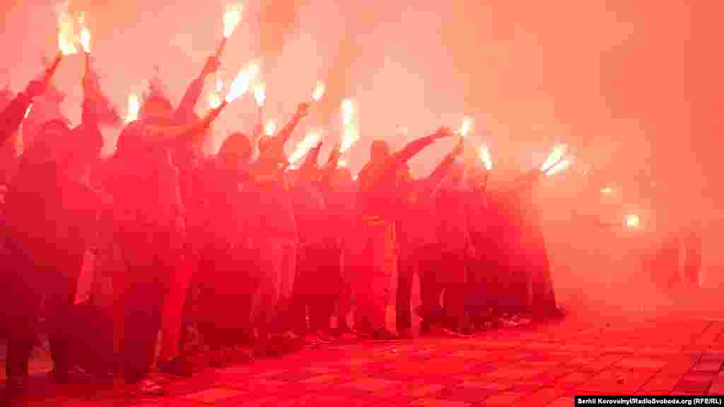 Марш організації Цивільний корпус &laquo;Азов&raquo; &laquo;Вимоги нації &ndash; ні капітуляції&raquo; у Києві. Основна вимога &ndash; не допустити проведення виборів у тимчасово окупованих районах Донбасу за російським сценарієм. Київ, 20 травня 2016 року ДИВИТИСЬ ФОТОГАЛЕРЕЮ ДИВИТИСЬ ВІДЕО