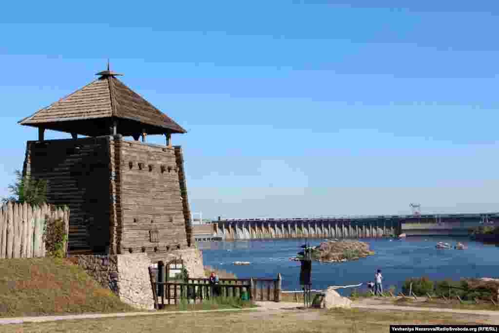 Раніше істориками на території історико-культурного комплексу «Запорізька Січ» було вже відтворено зовнішній вигляд будинку кошового отамана та військової канцелярії Січі 