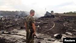 Проросійський бойовик на місці падіння малазійського «Боїнга-777», селище Грабове, Донецька область, 17 липня 2014 року