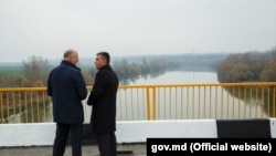 Pavel Filip și Vadim Krasnoselski la redeschiderea podului de la Gura Bîcului
