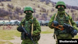 Вооруженные люди в военной одежде без опознавательных знаков в Крыму. Село Перевальное, 4 марта 2014 года
