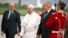 Papa Francisc a sosit la Sofia, fiind întâmpinat de premierul Boiko Borisov