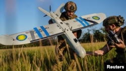 Pripadnici 13. brigade Nacionalne garde Ukrajine provjeravaju izviđačku bespilotnu letjelicu "leleka" ukrajinske proizvodnje prije lansiranja u blizini linije fronta u oblasti Harkiv, juli 2025.