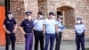 Timișoara. Artiștii adunați la Bastion pentru a discuta despre soarta Capitalei europene sunt păziți de poliție.
