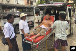 Echipele de salvare preiau un bărbat rănit care a fost prins sub o clădire vineri, 28 martie 2025, în Naypyitaw, Myanmar.