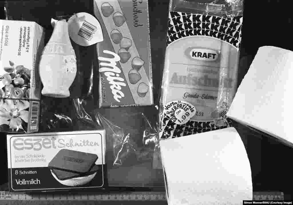 Bunuri occidentale confiscate de STASI. Oricine era prins în RDG că are dulciuri occidentale putea fi dat afară din serviciu. 