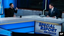 Volodimir Zelenszkij (balra) ukrán elnök Bret Baierrel, a Fox News munkatársával beszélget a Donald Trump elnökkel folytatott fehér házi találkozó után