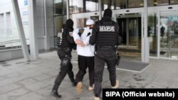 Ekstremisti nisu vjernici, a njihova je misija u vjeri često izopačena naglim ulaskom i neuključivanjem vjerskih zajednica u adekvatnu edukaciju: fotografija iz akcije Damask, u kojoj su u BiH hapšeni osumnjičeni za organizovanje i priključivanje militantima Islamske države u Siriji