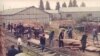 1983: Munca patriotică a tinerilor brigadieri într-un depozit din Târgu Jiu. Sursa: comunismulinromania.ro (MNIR)