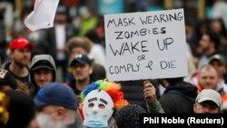 "Maszkhordó zombik ébredjetek vagy hódoljatok be és haljatok meg!" - Lezárás ellenes tüntés Manchesterben.