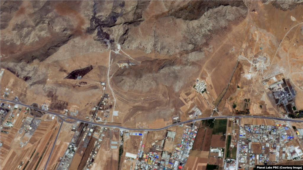 În aceste imagini din satelit capturate de Planet Lab, baza de rachete Kermanshah din Iran este prezentată înainte și după atacurile aeriene israeliene. Imaginea din stânga este din 12 iunie 2025. Imaginea din dreapta este din 13 iunie 2025.