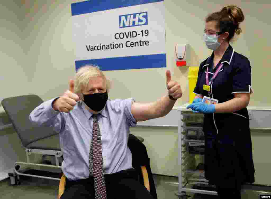 Boris Johnson brit miniszterelnök feltartott hüvelykujjal néz a kamerába, miután megkapta az Oxford/AstraZeneca oltását március 19-én.